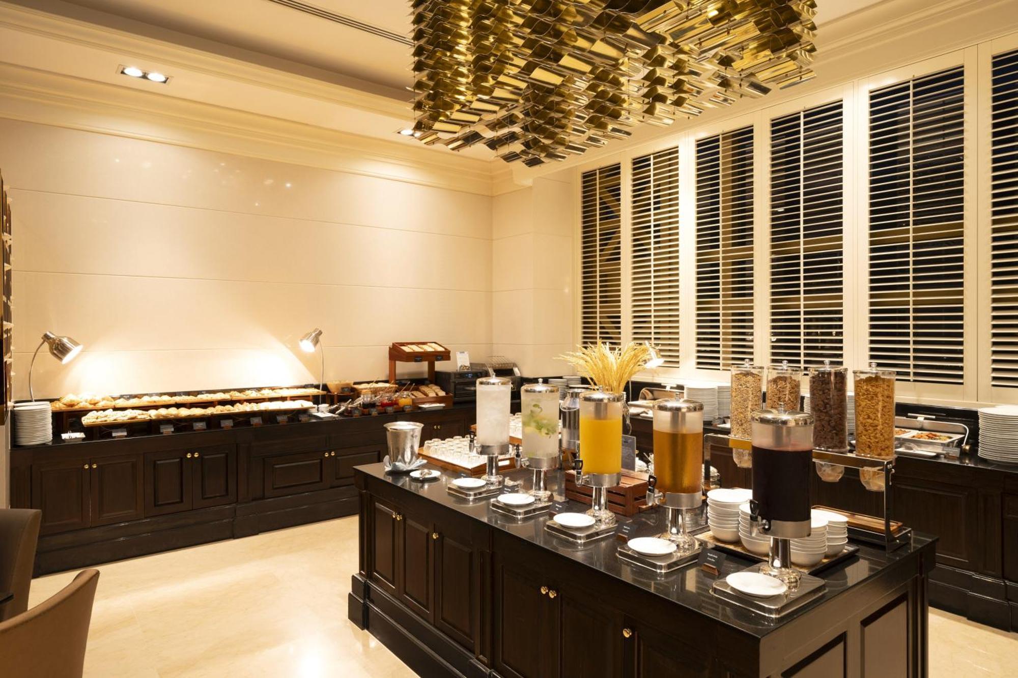Grande Centre Point Hotel Ratchadamri Bangkok Exterior foto The buffet at the hotel