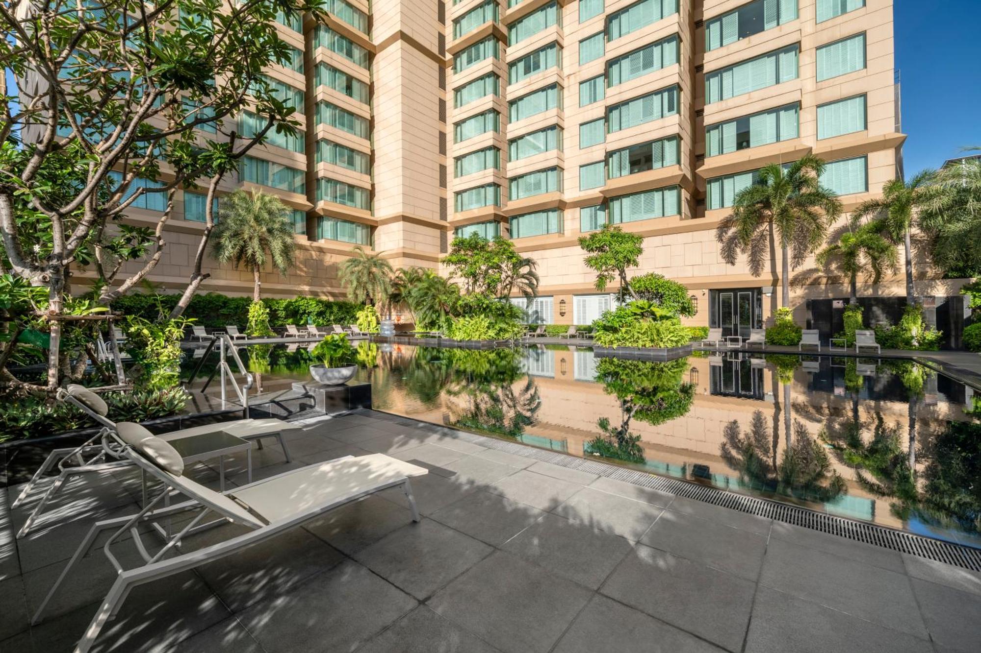 Grande Centre Point Hotel Ratchadamri Bangkok Exterior foto The pool at the hotel