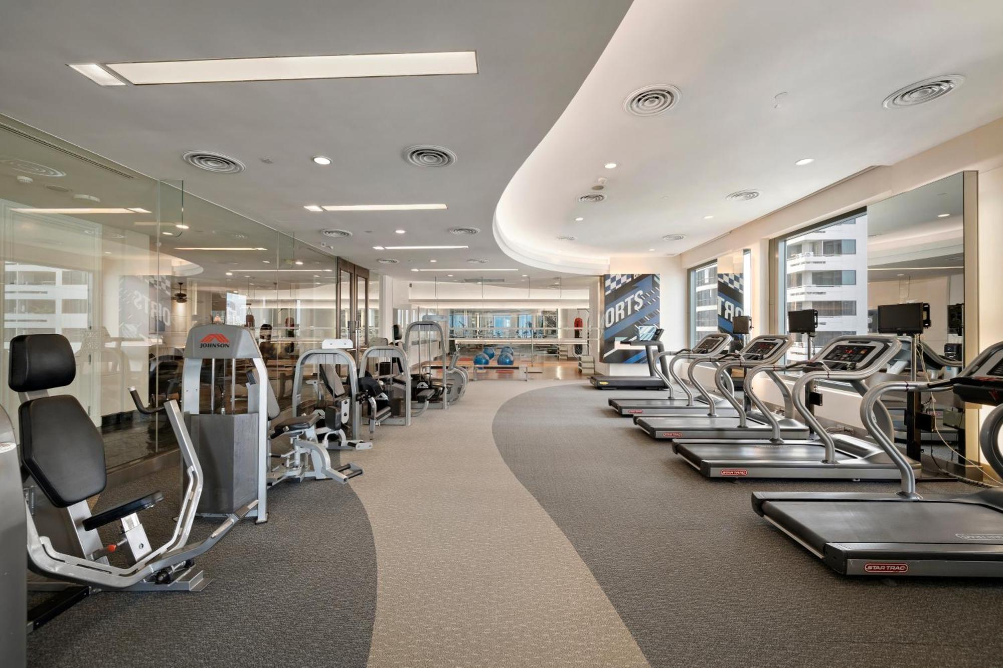 Grande Centre Point Hotel Ratchadamri Bangkok Exterior foto The gym at the hotel