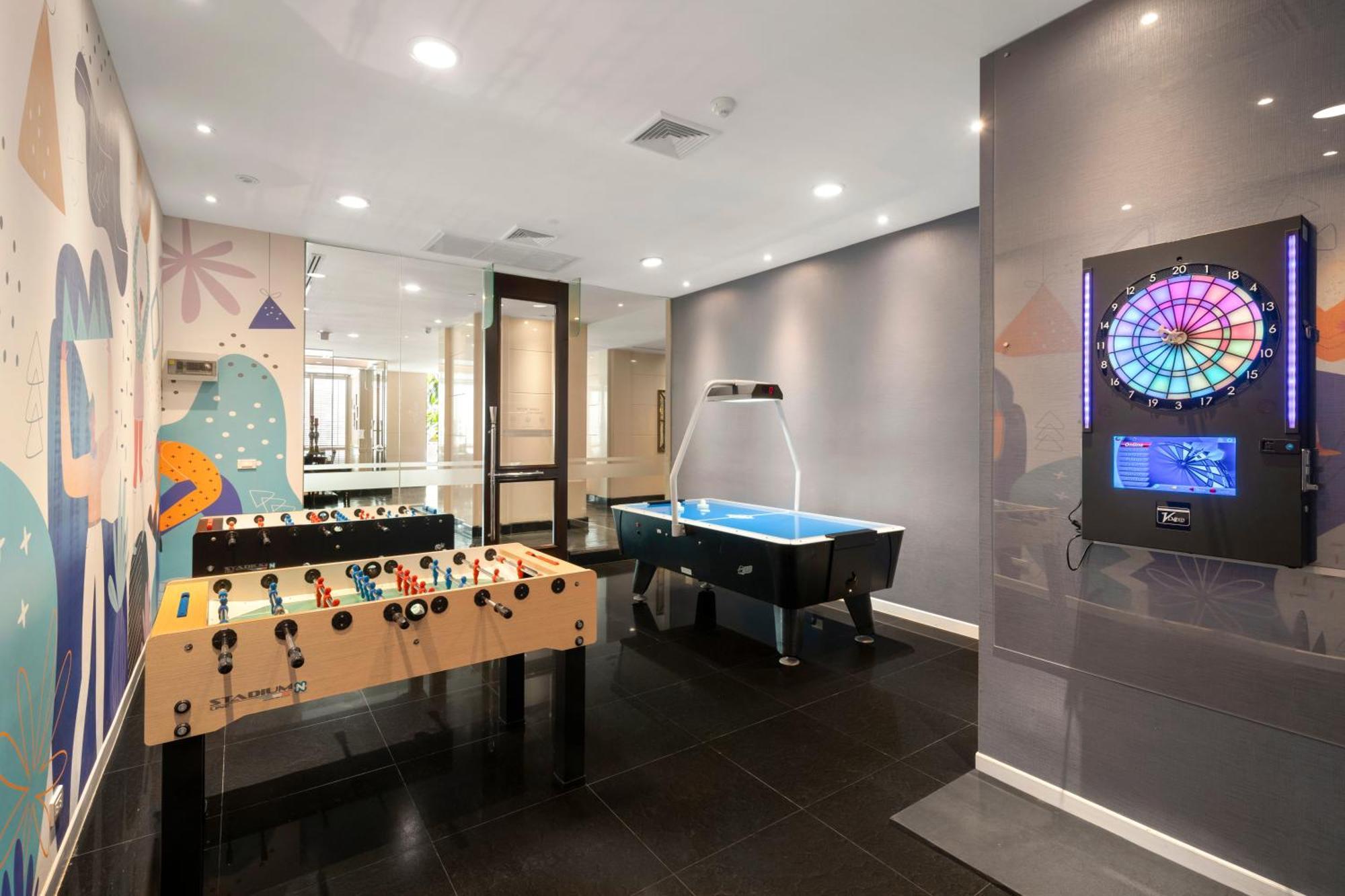 Grande Centre Point Hotel Ratchadamri Bangkok Exterior foto The game room at the 2018 National Student Leadership Conference