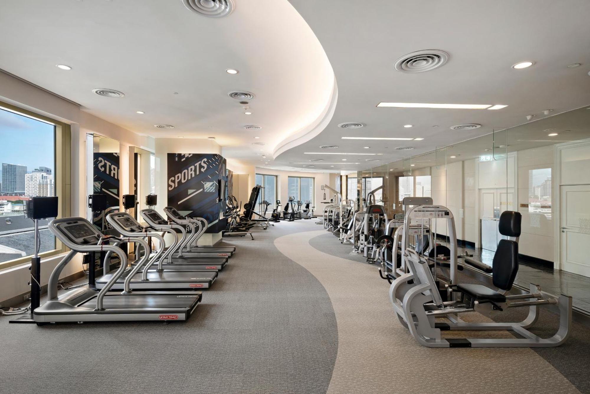 Grande Centre Point Hotel Ratchadamri Bangkok Exterior foto The gym at the hotel