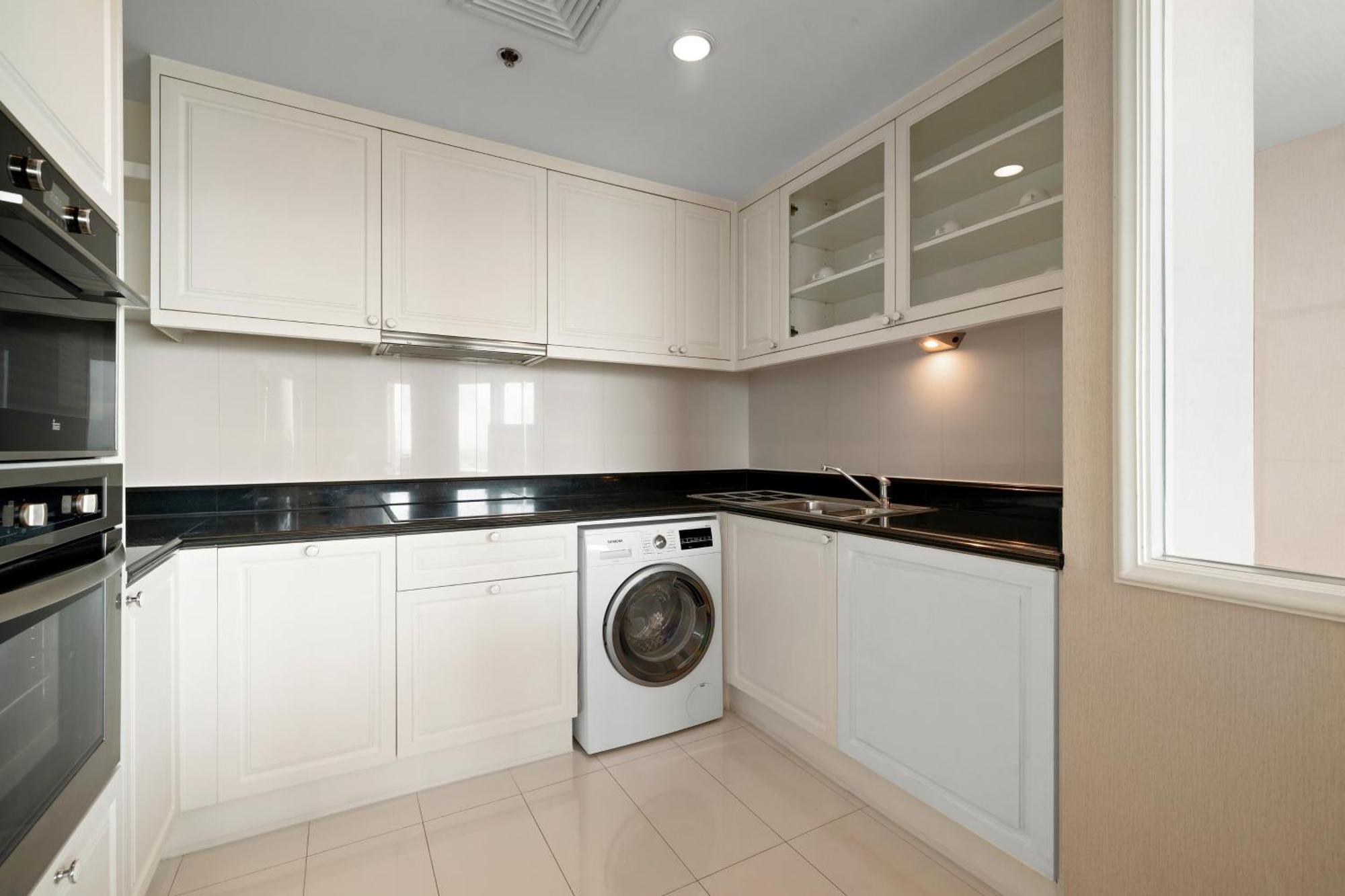 Grande Centre Point Hotel Ratchadamri Bangkok Exterior foto A modern laundry room