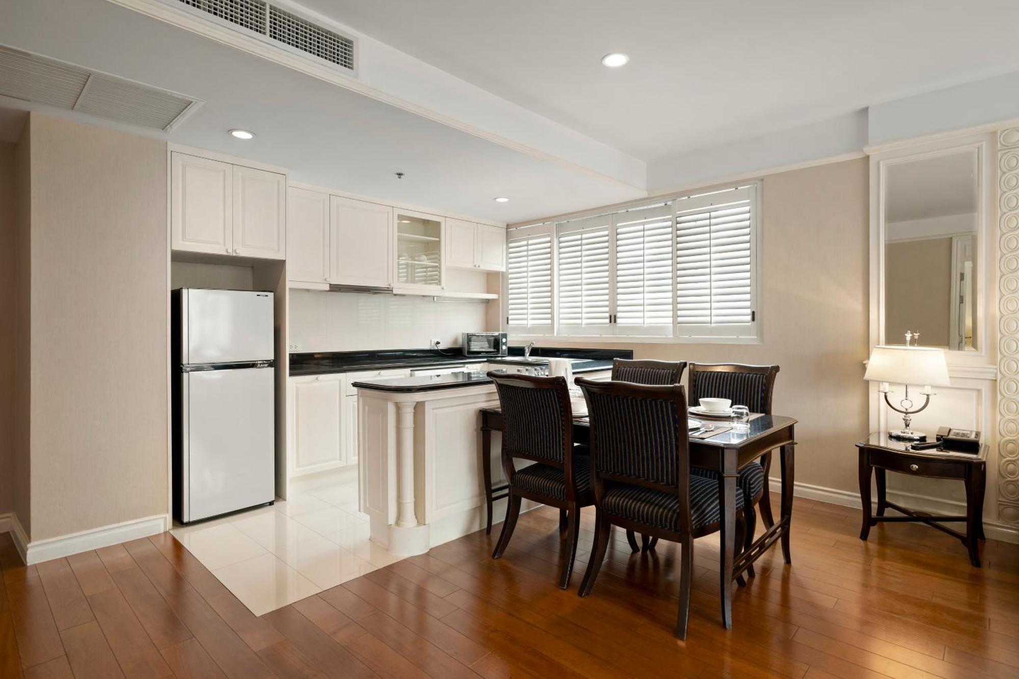 Grande Centre Point Hotel Ratchadamri Bangkok Exterior foto A kitchen in a serviced apartment
