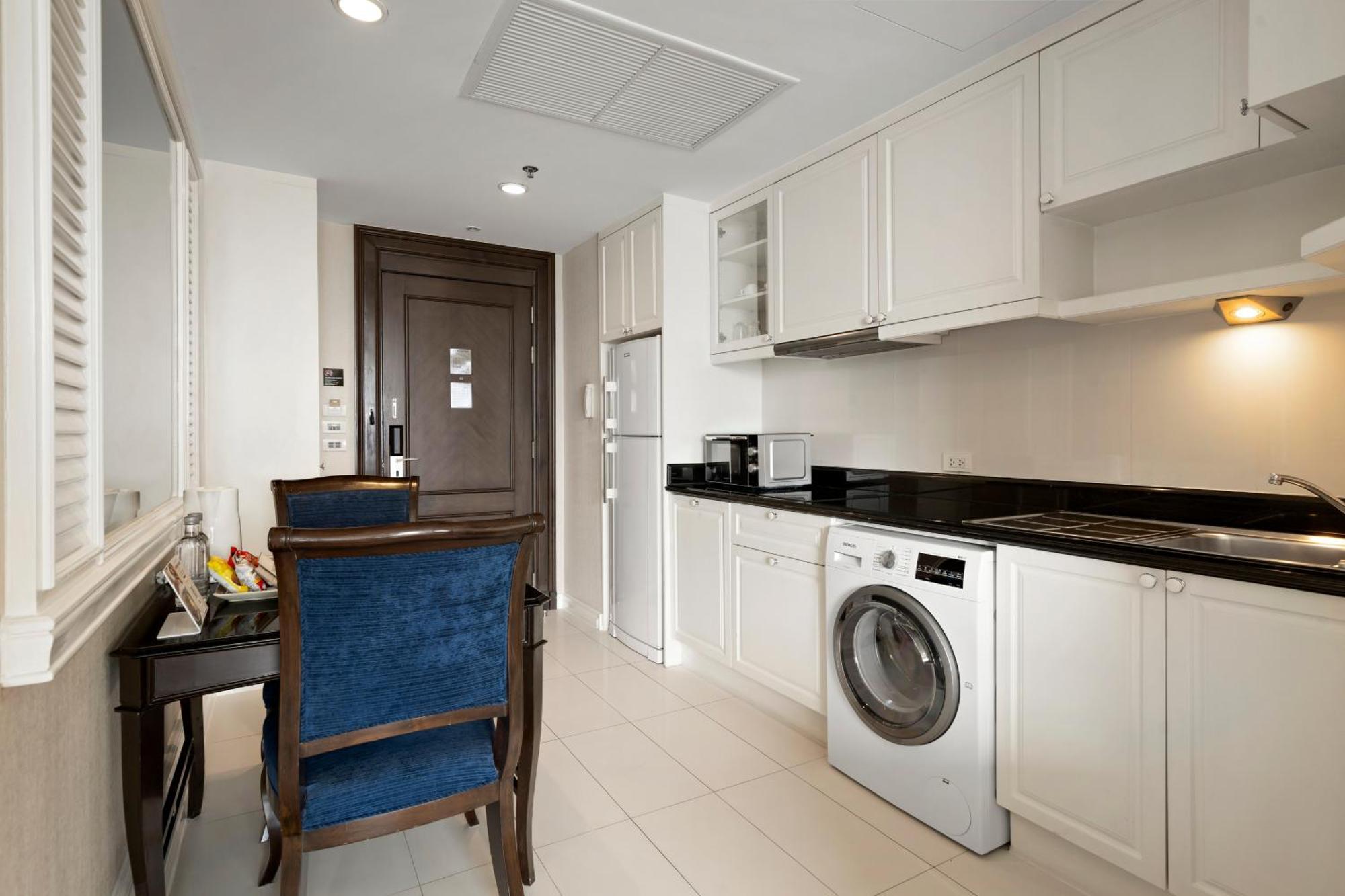 Grande Centre Point Hotel Ratchadamri Bangkok Exterior foto A typical kitchen in a serviced apartment